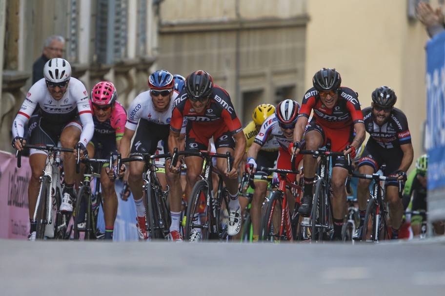 Le fasi finali della terza tappa della Tirreno-Adriatico con arrivo ad Arezzo. Bettini